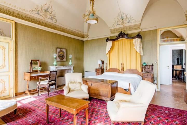 Castello Di Coazzolo Bed & Breakfast Neive Ruang foto