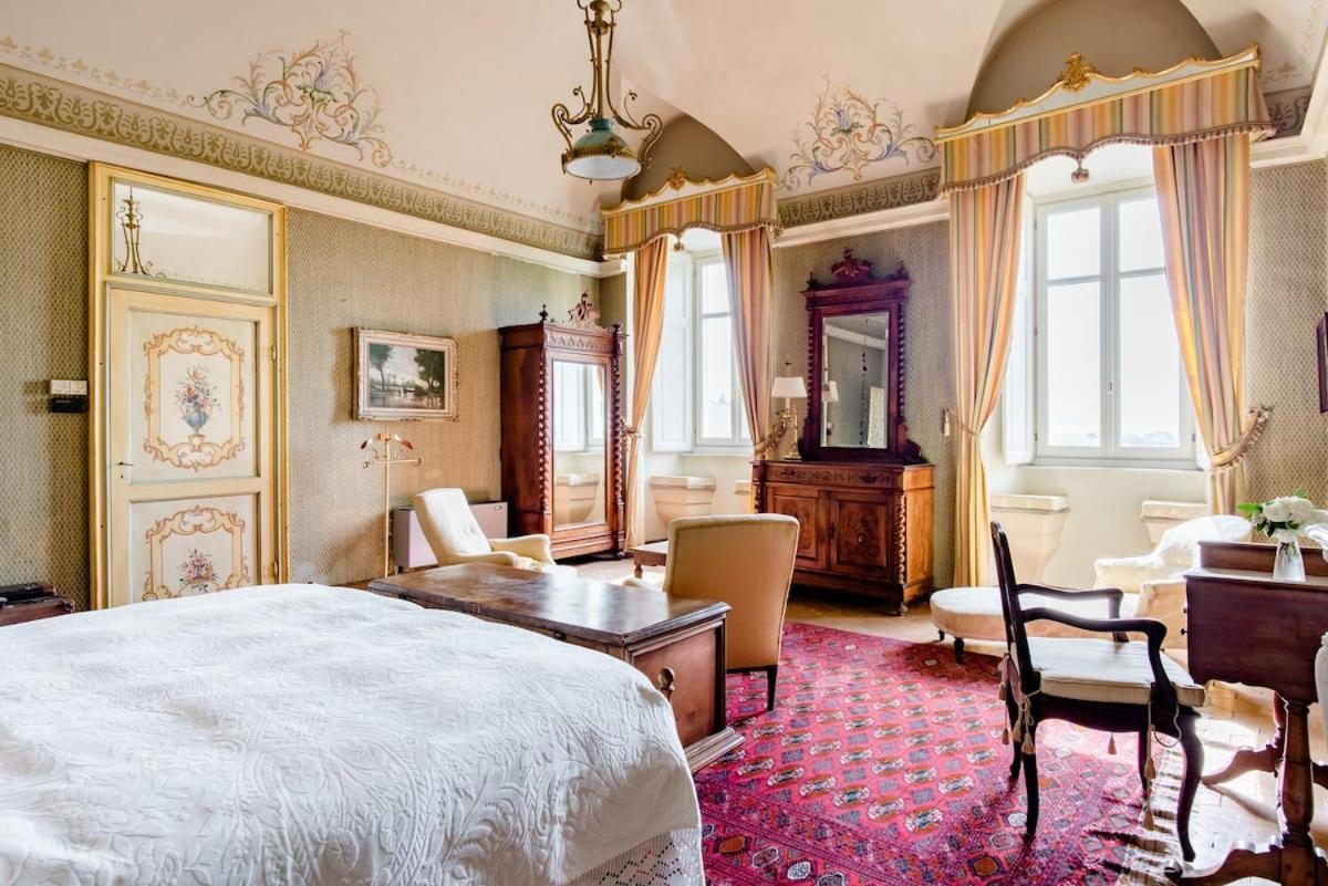 Castello Di Coazzolo Bed & Breakfast Neive Bagian luar foto