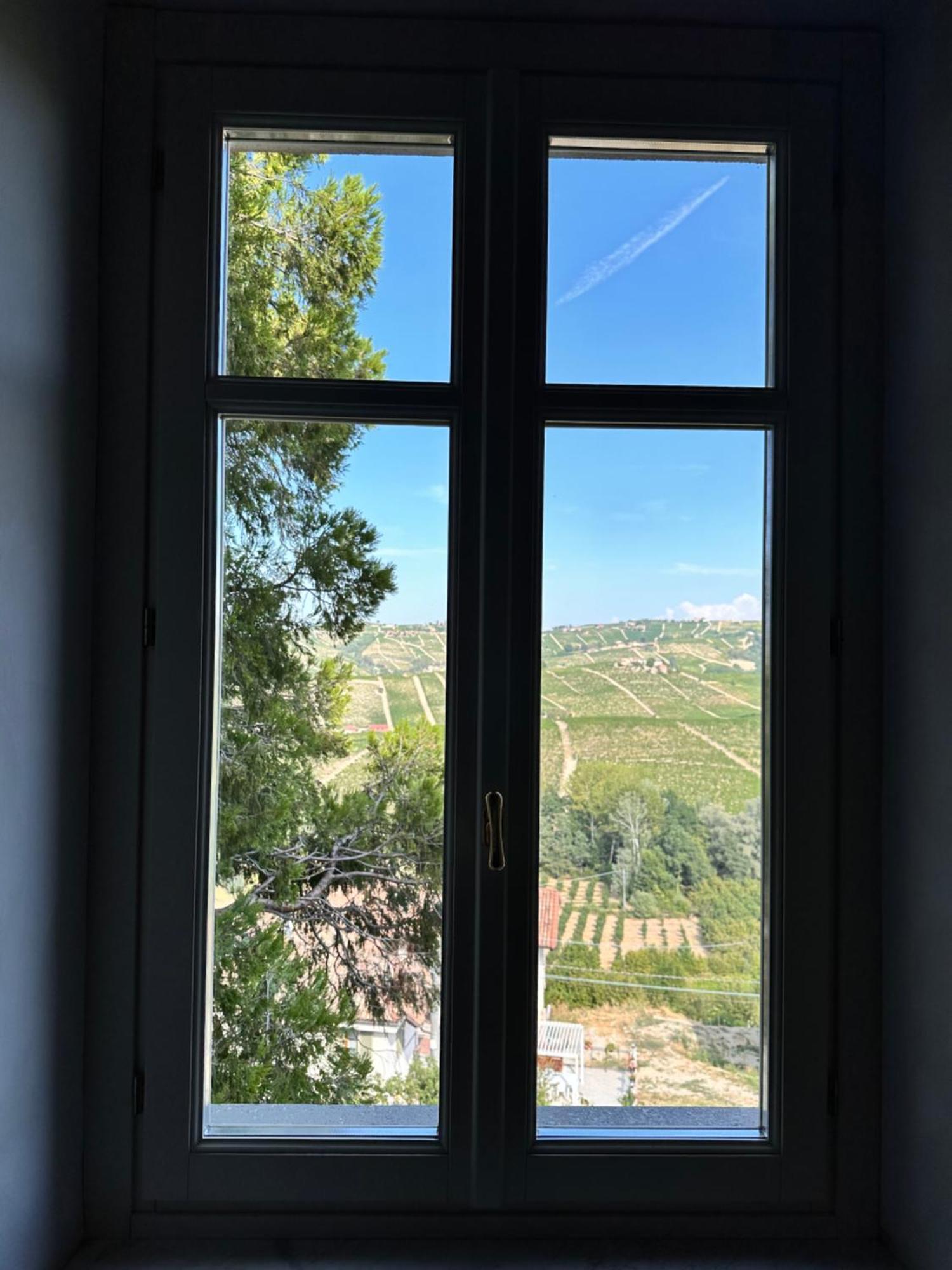 Castello Di Coazzolo Bed & Breakfast Neive Bagian luar foto