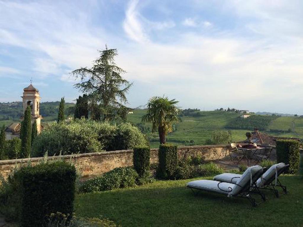 Castello Di Coazzolo Bed & Breakfast Neive Bagian luar foto