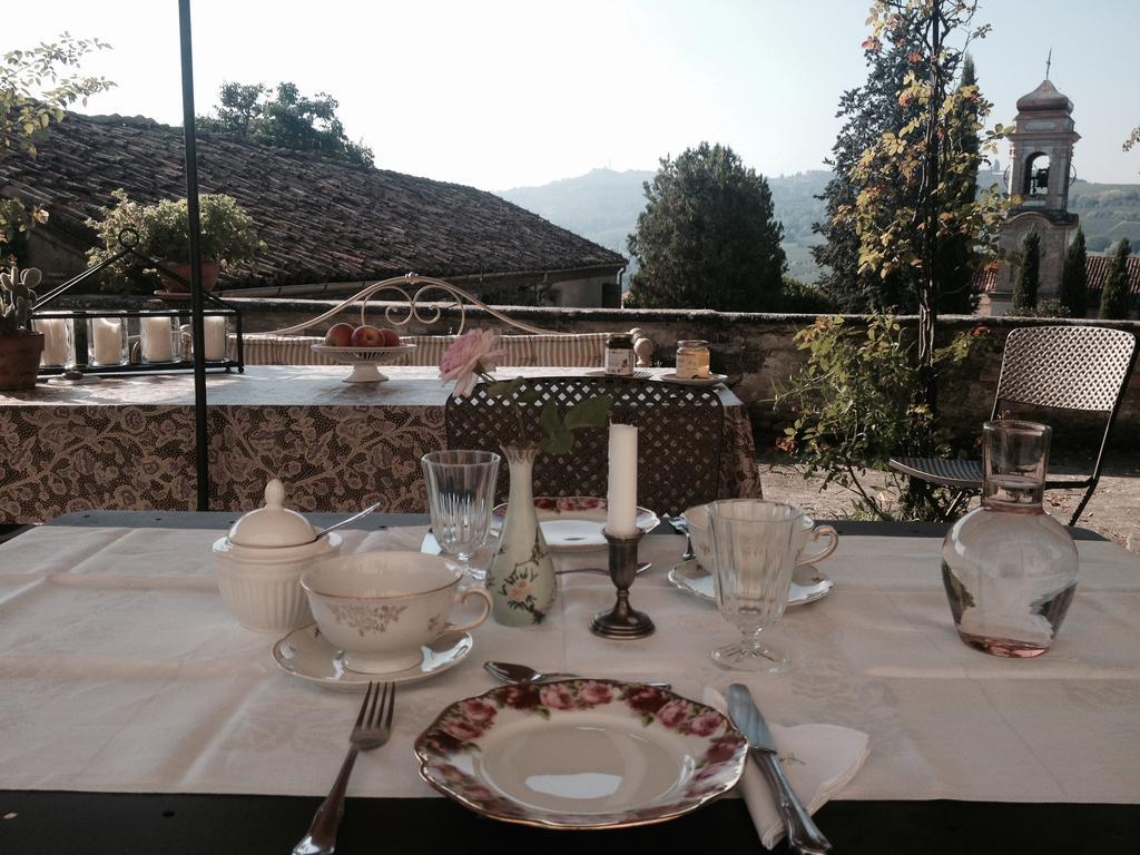 Castello Di Coazzolo Bed & Breakfast Neive Ruang foto