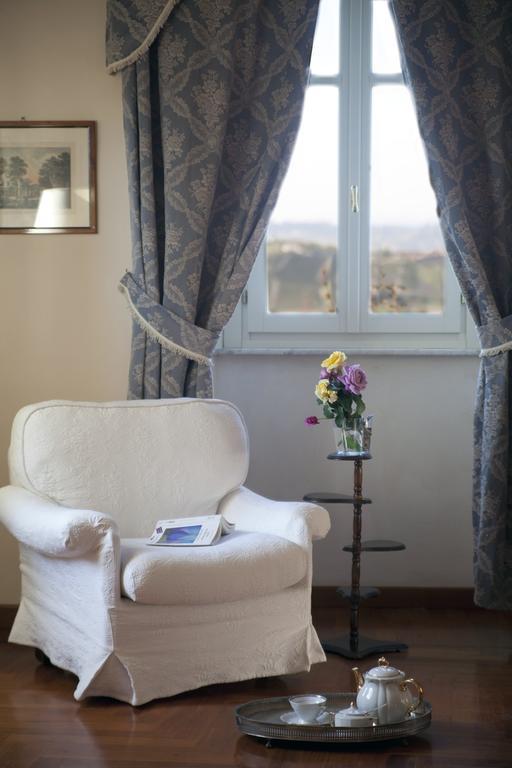 Castello Di Coazzolo Bed & Breakfast Neive Ruang foto