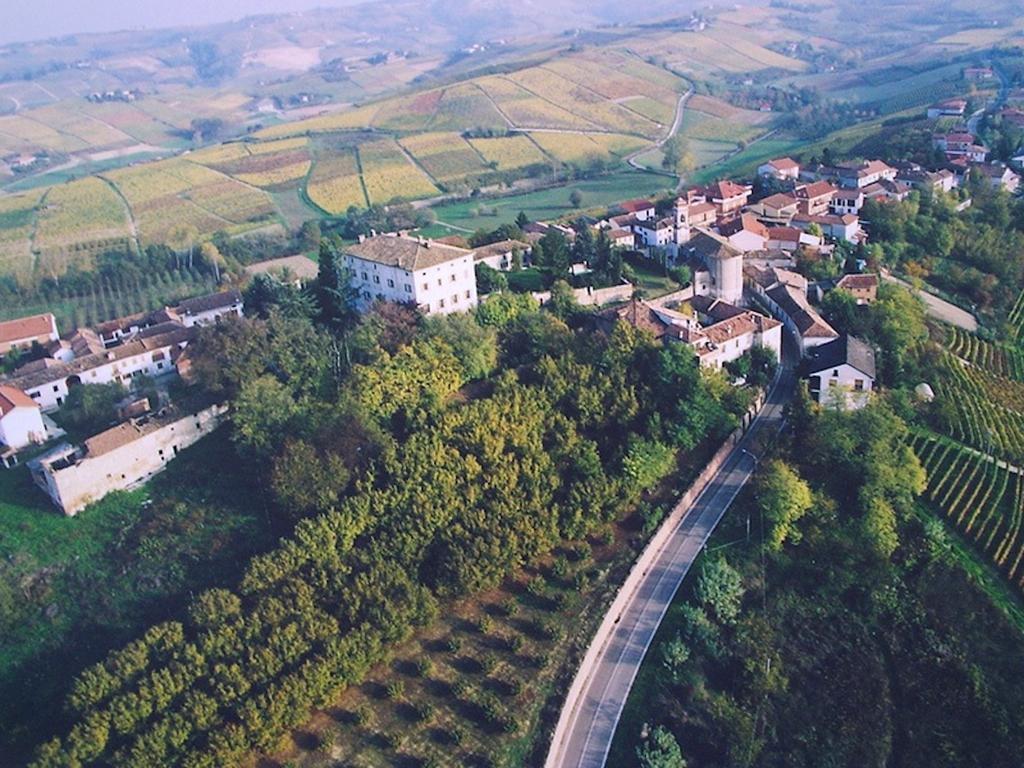 Castello Di Coazzolo Bed & Breakfast Neive Bagian luar foto