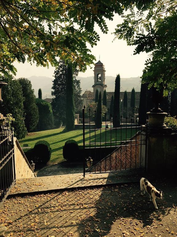 Castello Di Coazzolo Bed & Breakfast Neive Bagian luar foto